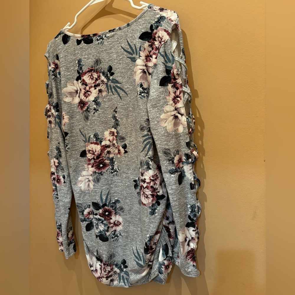 EMMA'S EXPRESSIONS Floral Long Cutout Sleeve ruched sides Maternity Top Size XL - Picture 7 of 7